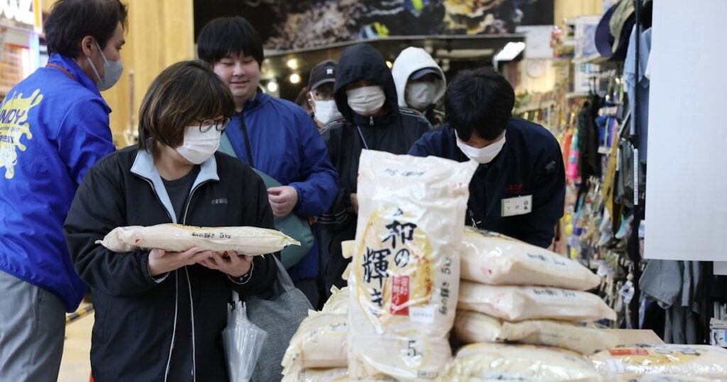 アイリスオーヤマ、政府備蓄米を初の店頭発売　整理券求め長蛇の列 - 日本経済新聞
