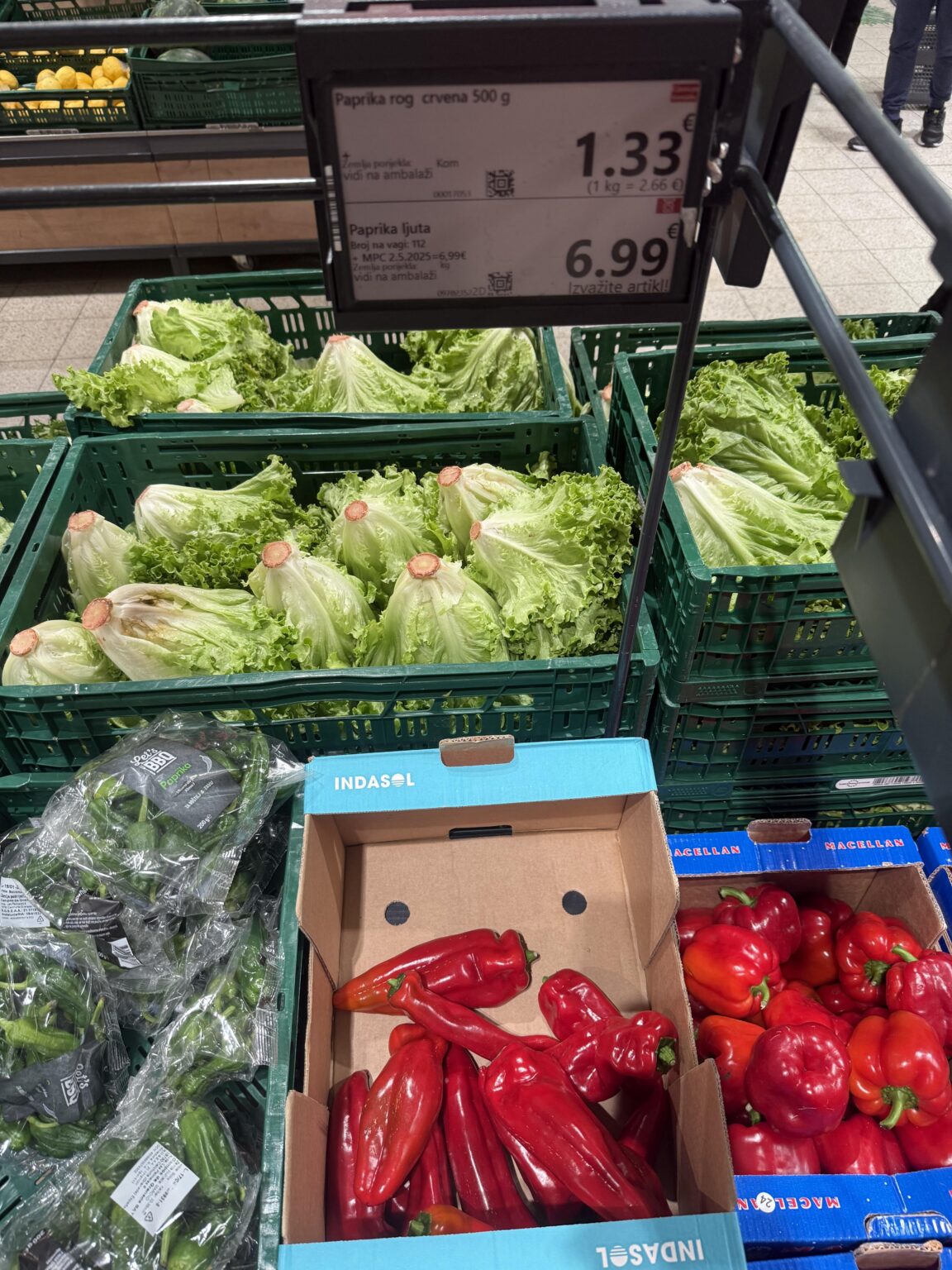 Kaufland：500gで表現されたバルクの赤いホーンペッパーの価格