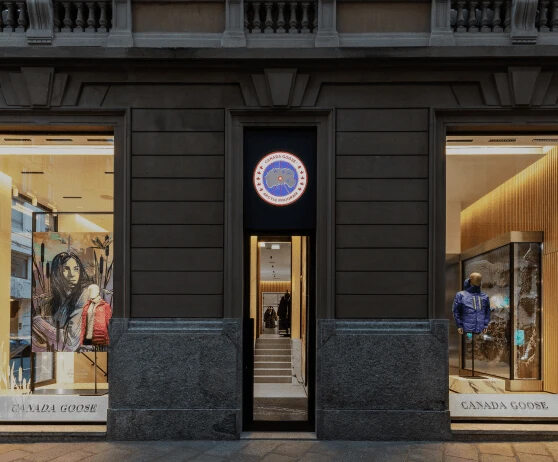 カナダグースはミラノとパリのサントノーレ通りに旗艦店を運営しています