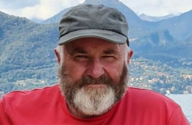 ケリー・ファーマーのマイケル・ゲインの殺害の疑いで逮捕された男（50年代）