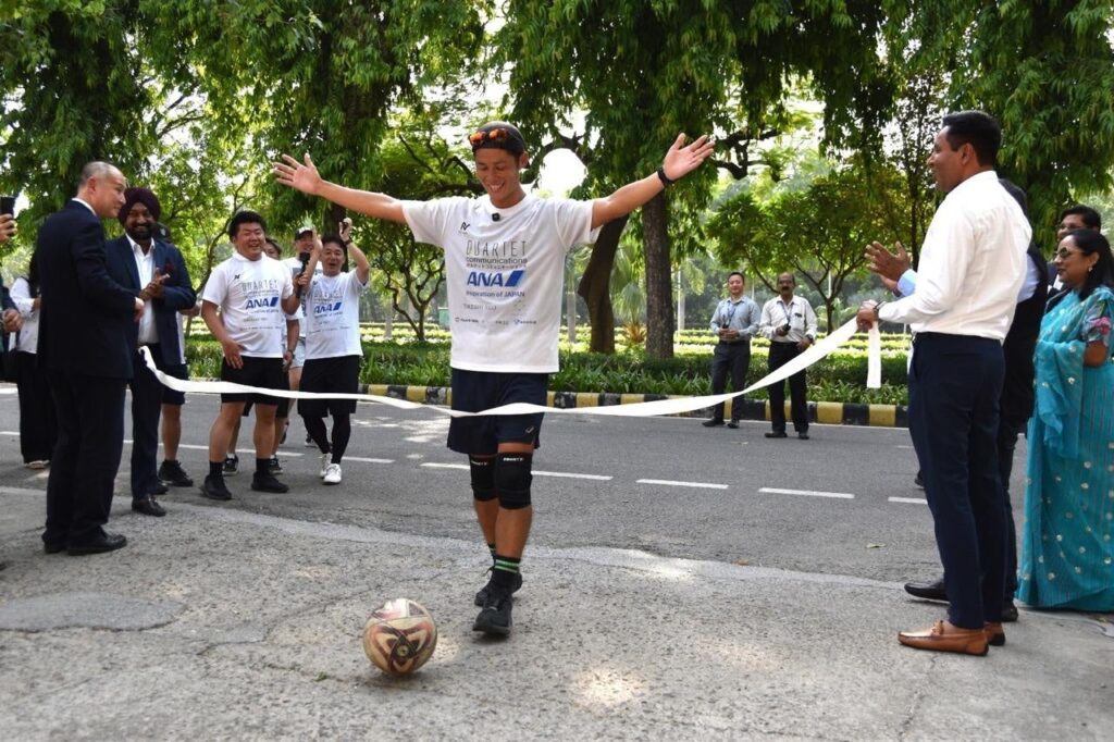 ドリブルでインド国内2000km完走！FC Nono代表が最終目的地の在インド日本国大使館に到着！ | 一般社団法人FC Nonoのプレスリリース