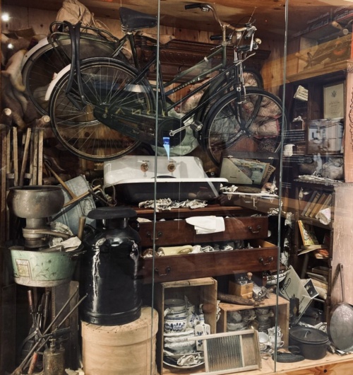 オランダからの移民が乗って来た船の船室を模した展示。鉄鍋からチェストまで、家一軒をまるごと積み込んだかのようだ。 Photo: Nikkei National Geographic Inc.