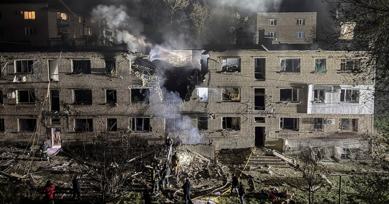 ウクライナ南部ザポリージャで14人負傷、ロシアの攻撃で火災 | ロイター