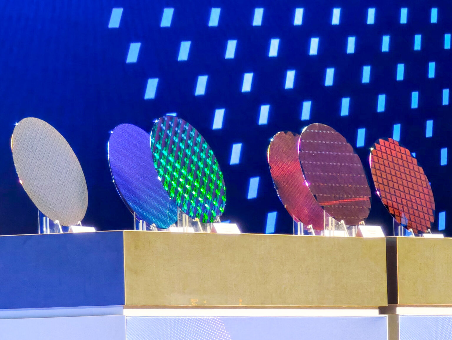 【笠原一輝のユビキタス情報局】Intelの半導体製造、技術的なリードは復活する? – PC Watch 【笠原一輝のユビキタス情報局】Intelの半導体製造、技術的なリードは復活する? - PC Watch