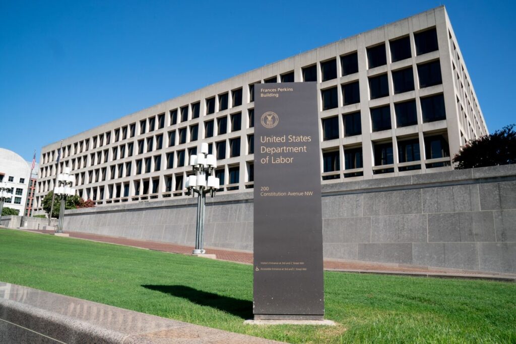 ４月の米雇用者数、伸び鈍化の見通し－エコノミスト予想は13.8万人増 - Bloomberg