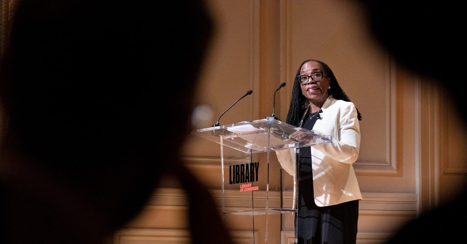 ジャクソン米最高裁判事、トランプ大統領の裁判官攻撃を批判 | ロイター