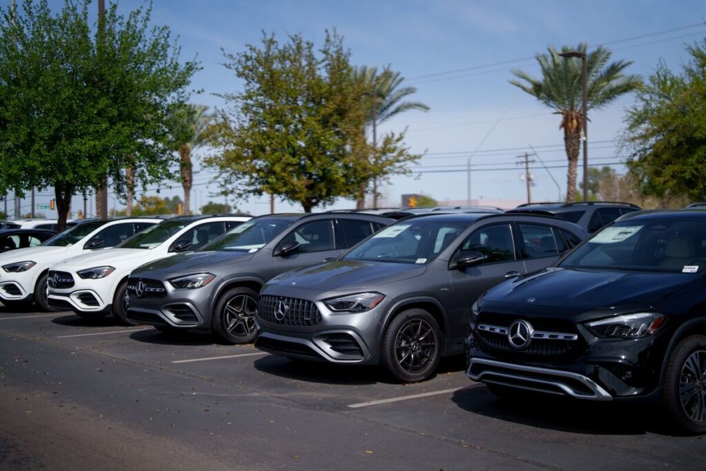 欧州自動車大手、業績見通し撤回相次ぐ－米関税の方向性定まらず - Bloomberg