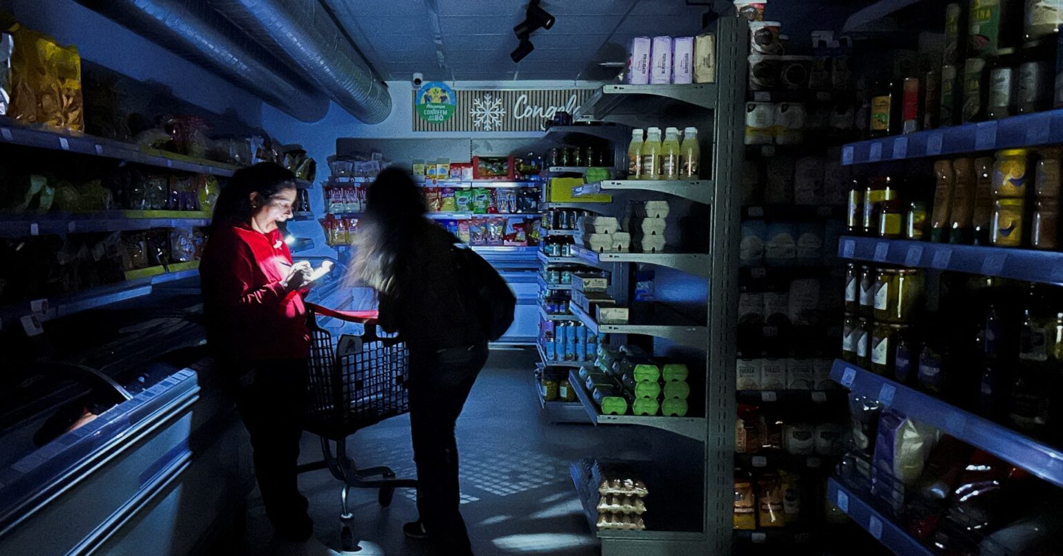 コラム：スペイン大停電が浮き彫りにした電力網の脆弱性、エネ移行に追い風も | ロイター