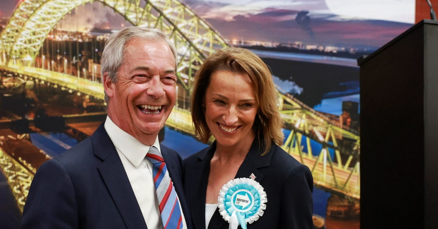 英地方選、ファラージ氏率いる反移民右派が躍進　補選も制す | ロイター