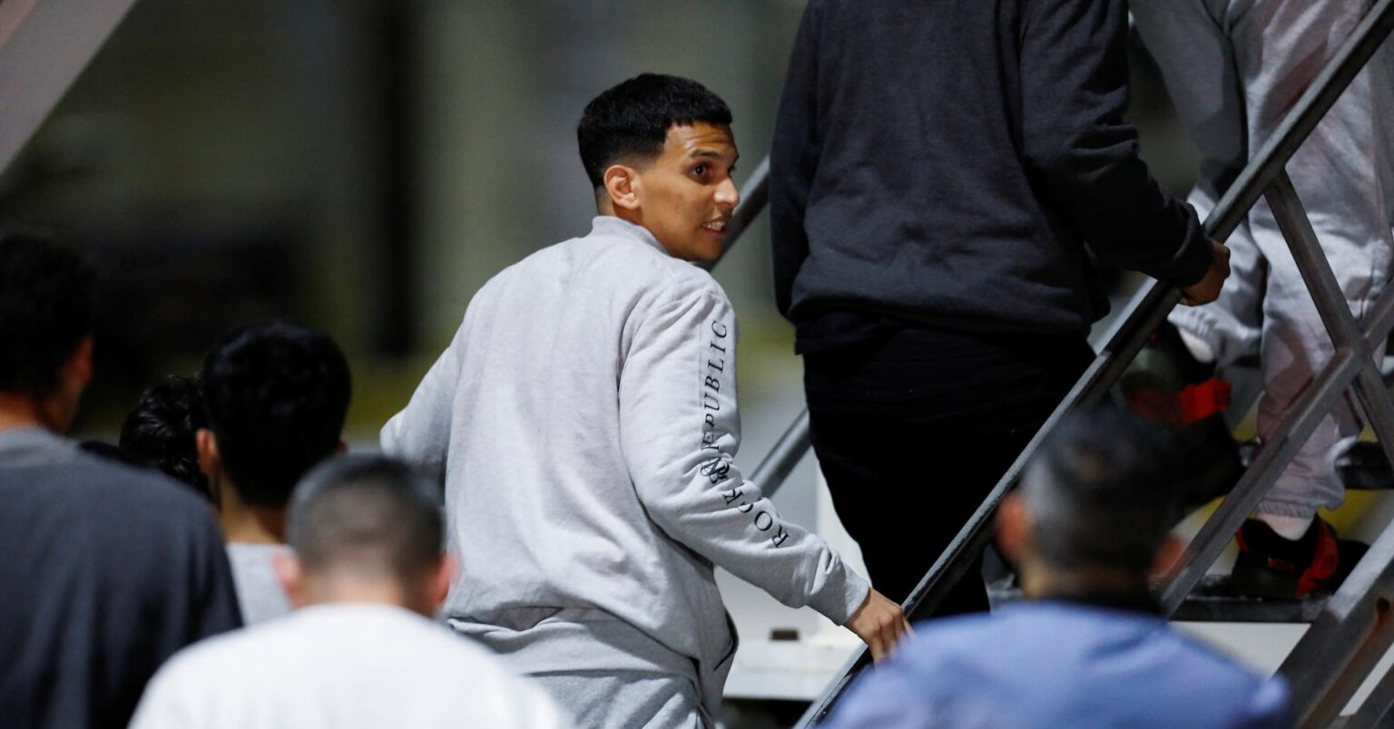 トランプ政権の「敵性外国人法」適用は違法　連邦地裁が判断 | ロイター