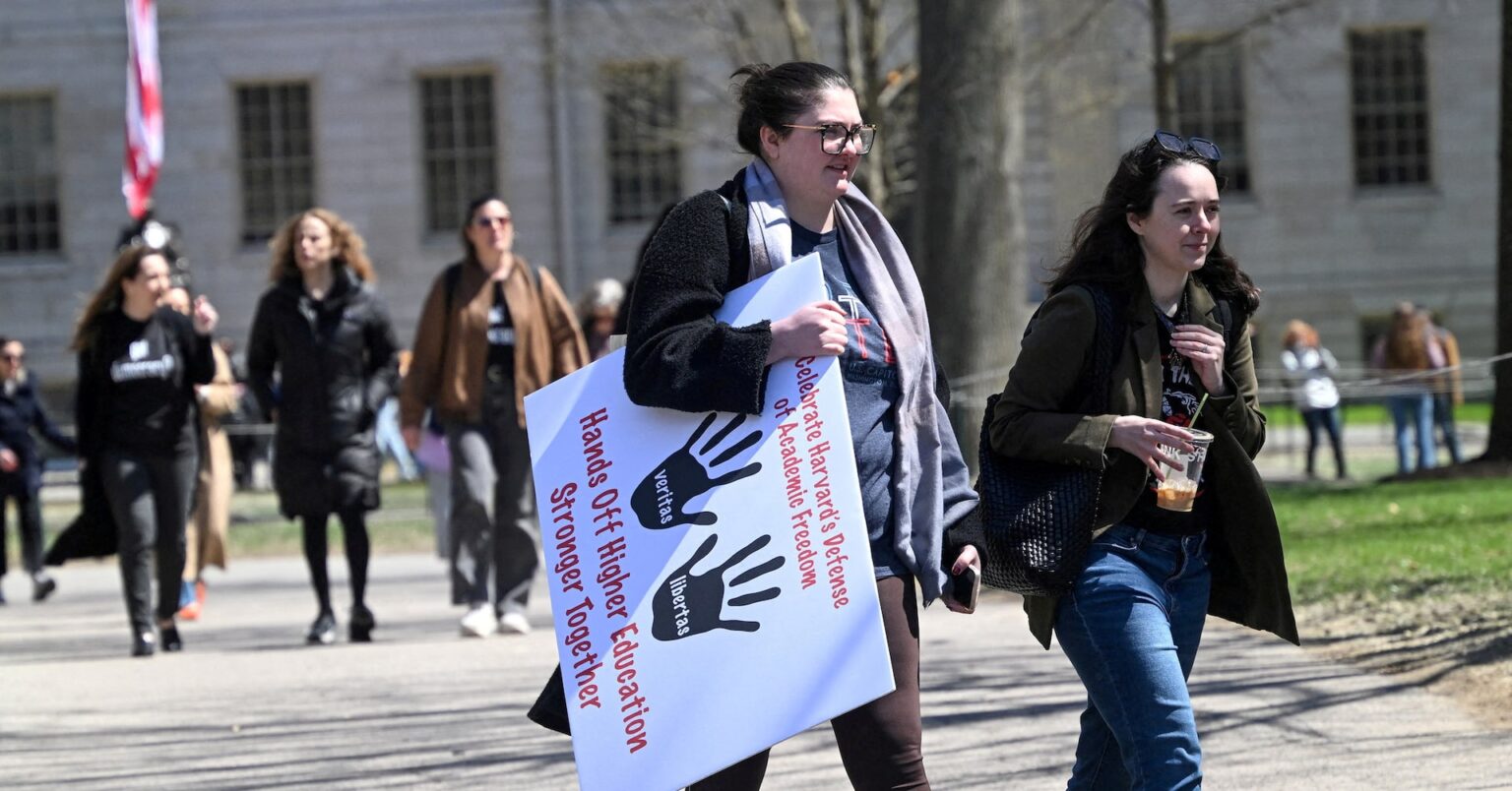 アングル：留学生に広がる不安、ビザ取り消しに直面する学生を米大学が支援 | ロイター