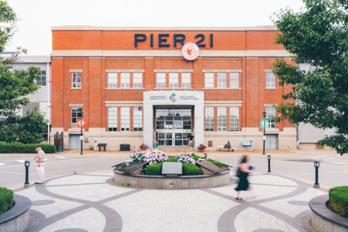 ハリファックスのウォーター・フロントにある移民博物館。かつては移民局の建物だった。ヨーロッパから長い船旅を経てカナダにたどり着いた人々は、この場所で新しい人生をスタートした。 Photo: Destination Canada/Benjamin Johnson