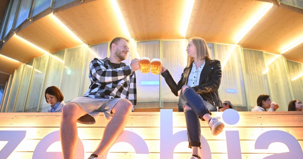 フォーカスオンEXPO：夜の万博は大人の時間 チェコ館とドイツ館、本場のビールを提供 - 毎日新聞