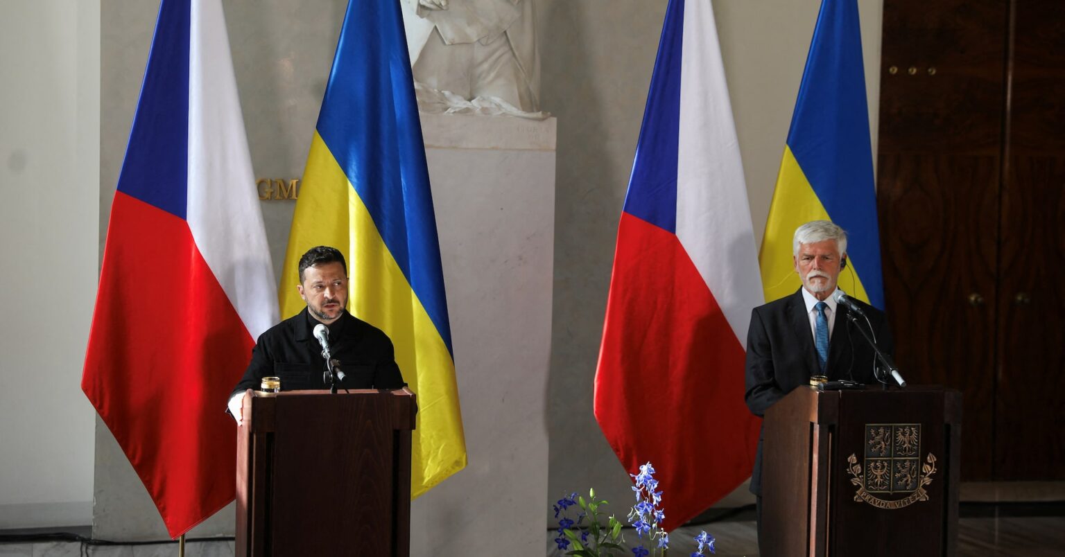 ゼレンスキー氏「停戦はいつでも可能」、チェコで弾薬供与巡り協議 | ロイター