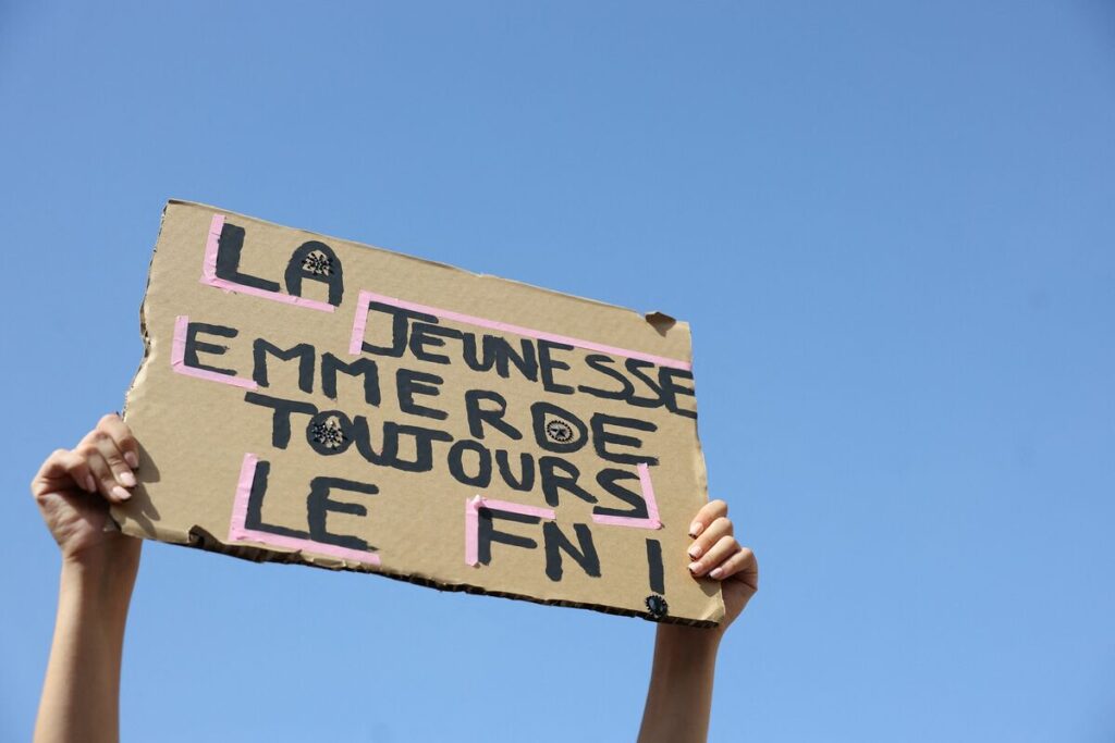 マクロン大統領の首相任命を非難するデモ参加者（写真：ロイター/アフロ）