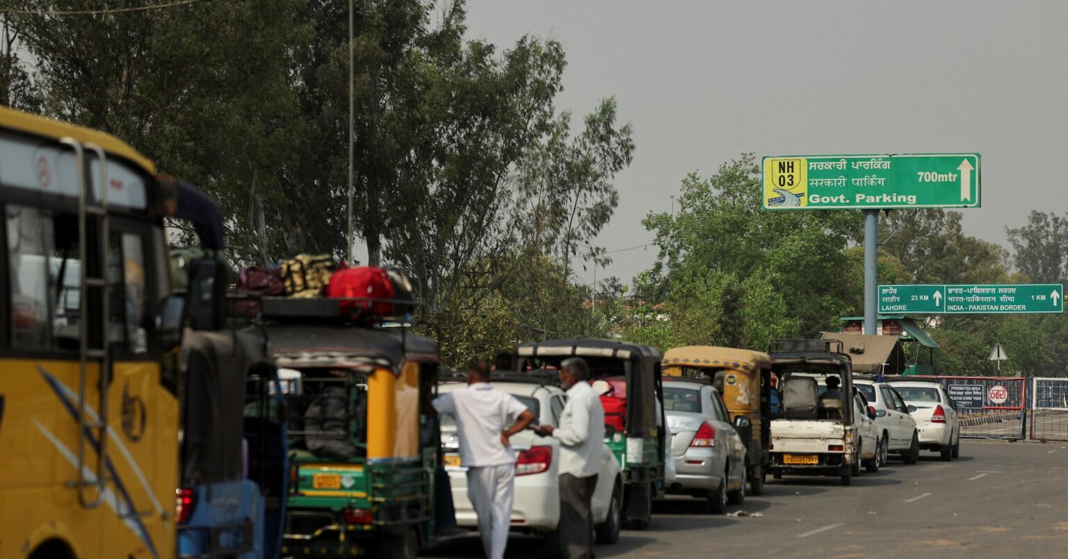 インド、パキスタンからの輸入や船舶入港禁止　観光客襲撃事件巡り緊張 | ロイター