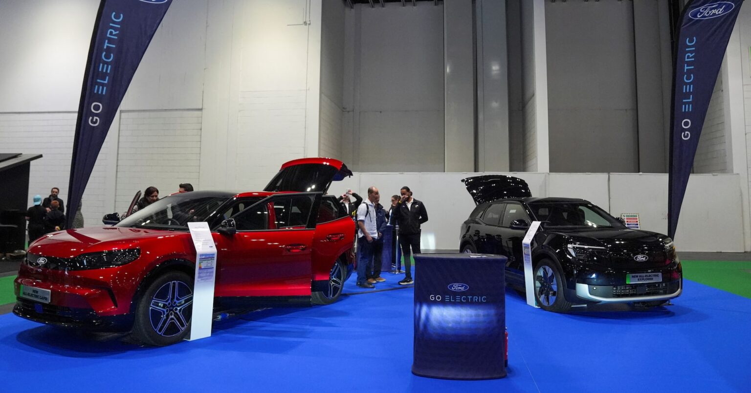 米フォード、通期予想を撤回　トランプ関税は15億ドルの減益要因 | ロイター