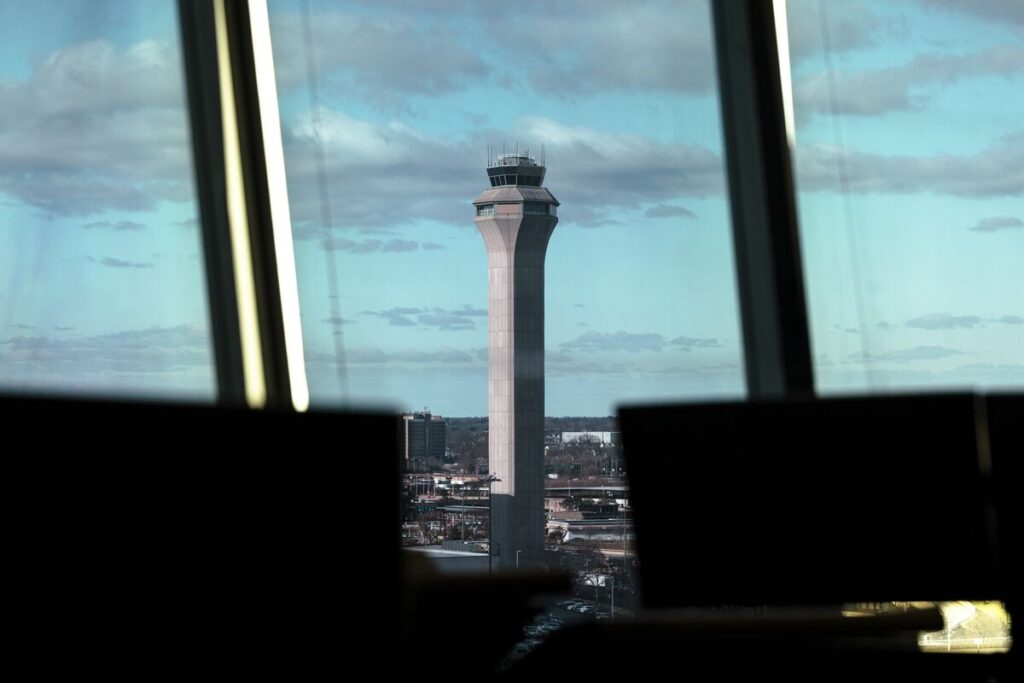 米ニューアーク空港の管制で通信障害、航空機との連絡手段を90秒喪失 - Bloomberg