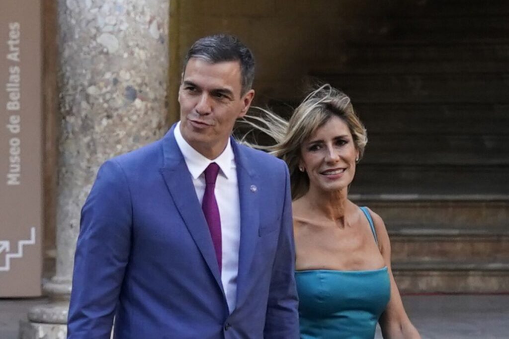 スペインのサンチェス首相、夫人の事業取引巡る刑事捜査で証言へ - Bloomberg