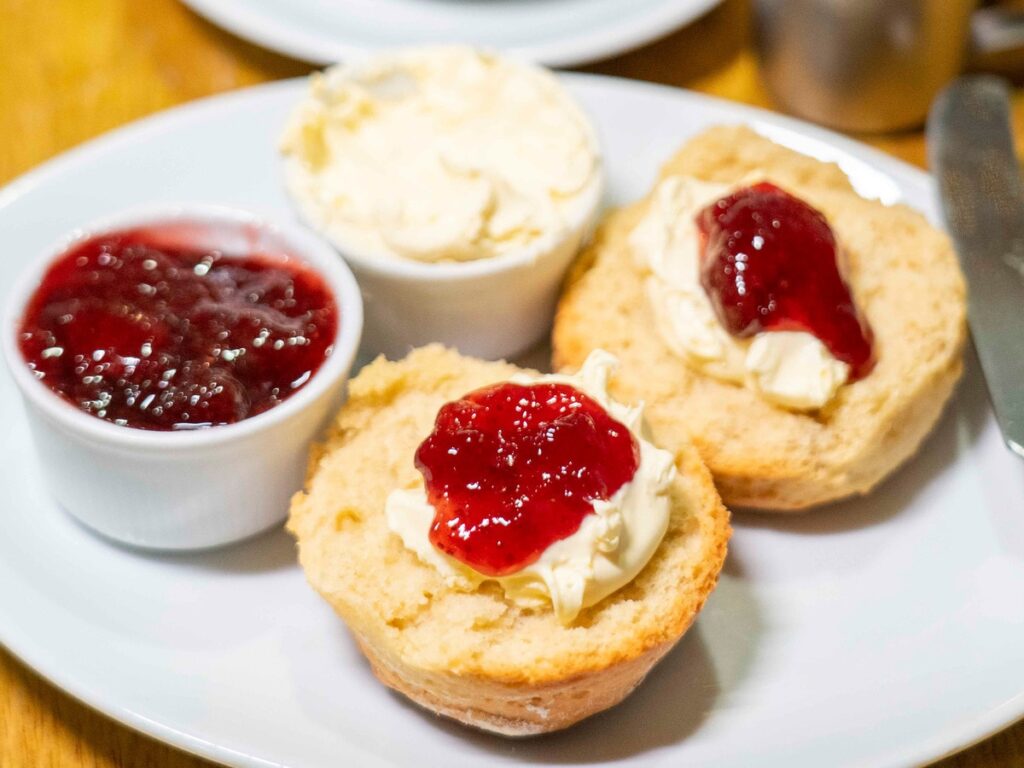 【英国“クリームティー”の世界】大人気カフェレストランのスコーンは「外ザクッ、中ふんわり」＜スコーンにクリームからのせるデヴォン流＞ | CREA Traveller