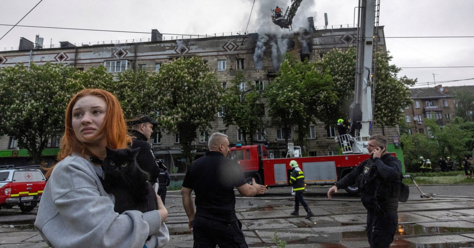 ロシアとウクライナ、互いの首都攻撃　キーウで2人死亡 | ロイター