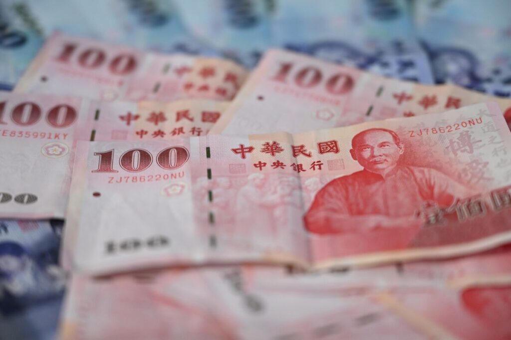 台湾ドルのフォワード、数十年ぶりの極端な水準－米ドル安圧力続く - Bloomberg