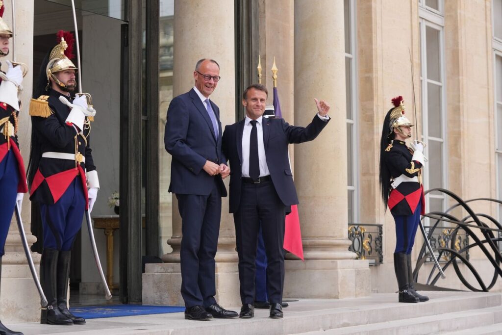 ドイツのメルツ新首相、マクロン仏大統領と協力確認－初の外遊で訪問 - Bloomberg
