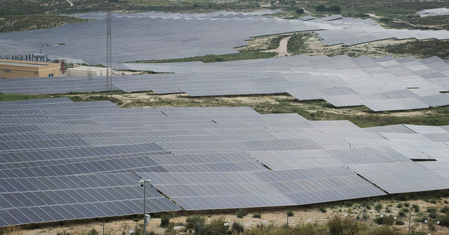 中国ソーラー企業、米関税でインドネシアやラオスに生産移管 | ロイター 中国ソーラー企業、米関税でインドネシアやラオスに生産移管 | ロイター