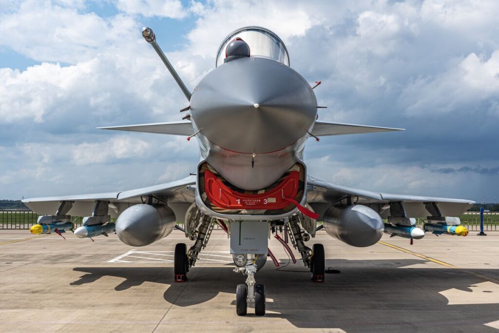 中国製戦闘機でインド軍の仏・ロシア製戦闘機を撃墜、パキスタン主張 - Bloomberg
