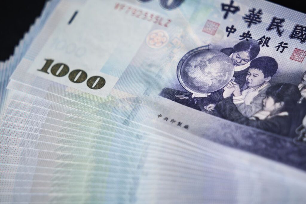 サマーズ氏、台湾ドル急伸は資本流入減のリスク示唆－赤字縮小の帰結 - Bloomberg