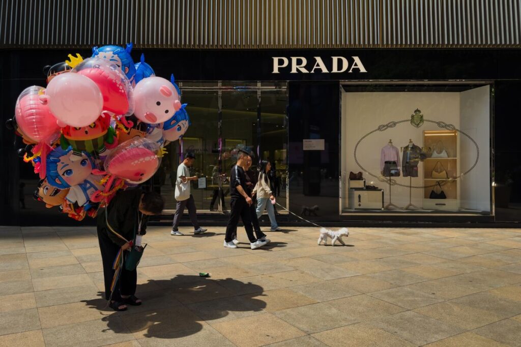 高級ブランド、中国で値引き控える動きも－ブランド価値を再構築 - Bloomberg