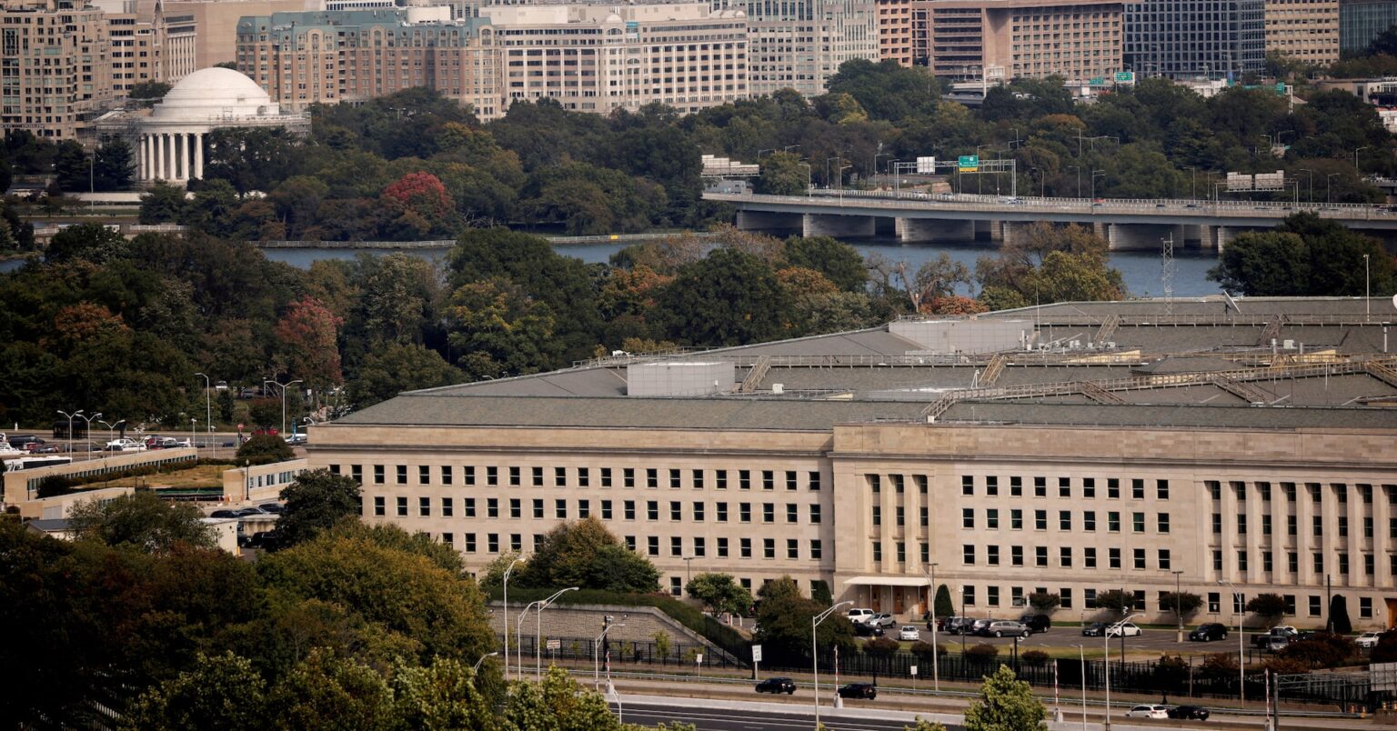 米国防長官、トランス兵士らが自主離職しなければ強制解雇命令へ | ロイター