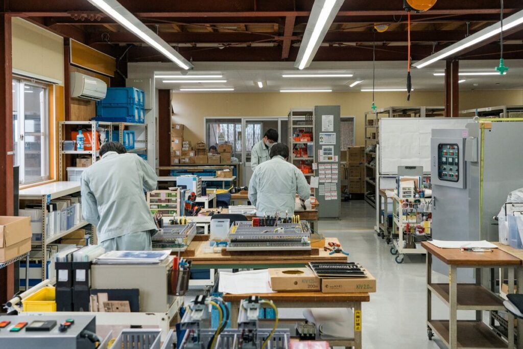 名目賃金の伸び鈍化、不透明感増し先行き慎重な声－実質３カ月連続減 - Bloomberg