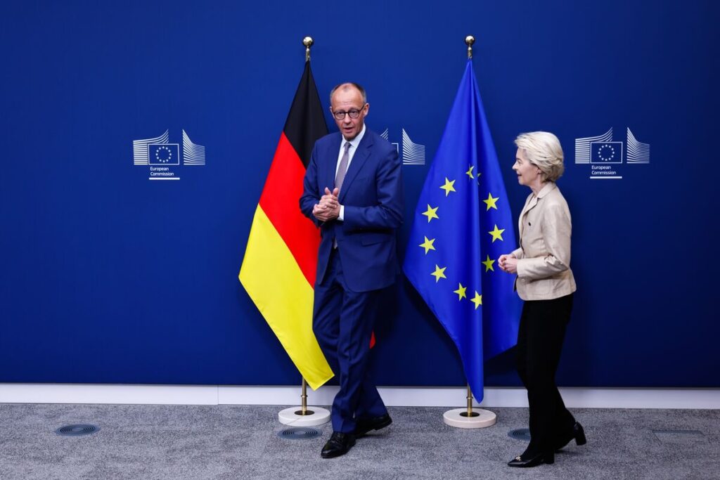 ドイツ首相と欧州委員長が会談、結束をアピール－米国との貿易交渉で - Bloomberg