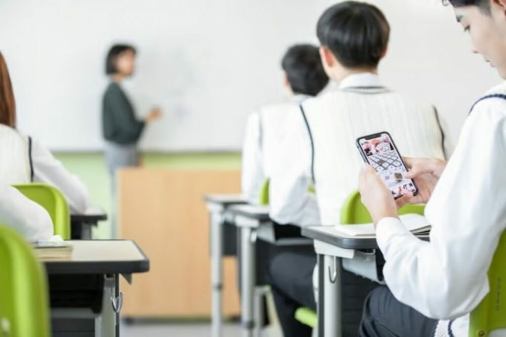 韓国・教員の7割「スマホ使用めぐる生徒との対立、ますます深刻に」　写真枚　国際ニュース：AFPBB News