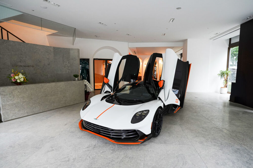 アストンマーティンのミドシップハイブリッドスーパーカー「ヴァルハラ」が上陸　英国で量産がスタート 【ニュース】 - webCG