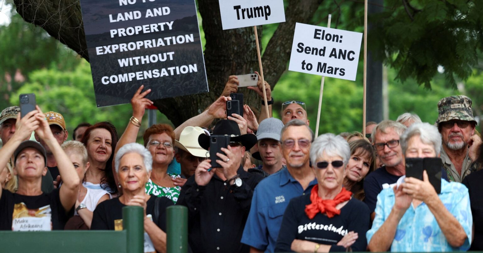 難民認定の南ア白人59人が米到着、移民規制の中の優先に批判も | ロイター