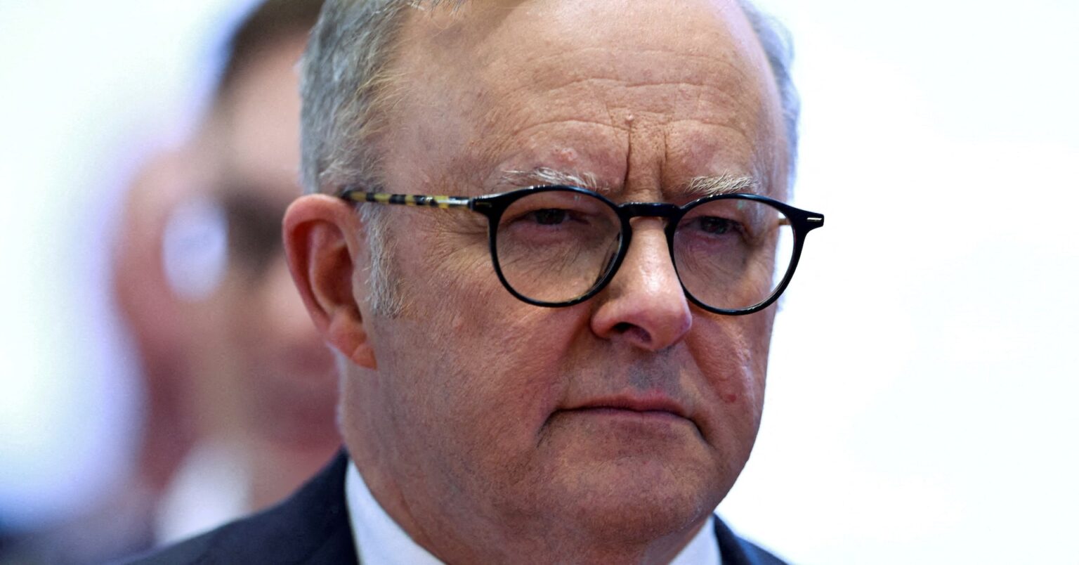 オーストラリアのアルバニージー首相、2期目就任の宣誓式に出席 | ロイター