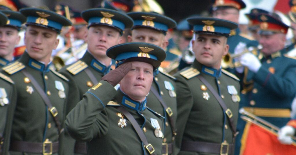 鉄と油のにおい漂うモスクワ赤の広場 対ドイツ戦勝軍事パレード - 毎日新聞