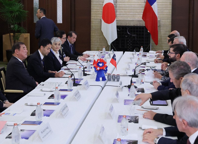 チリのガブリエル・ボリッチ大統領（右手前から5人目）と会談する石破首相（左端）＝首相公邸で2025年5月11日午後1時59分（代表撮影）