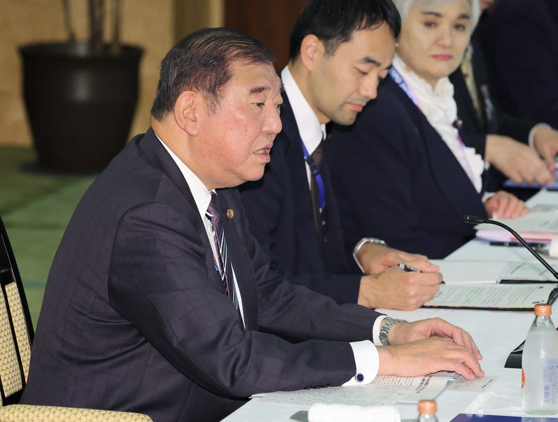 チリのガブリエル・ボリッチ大統領との会談に臨む石破首相（手前）＝首相公邸で2025年5月11日午後2時（代表撮影）