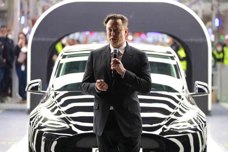 マイクを手にスピーチするイーロン・マスク