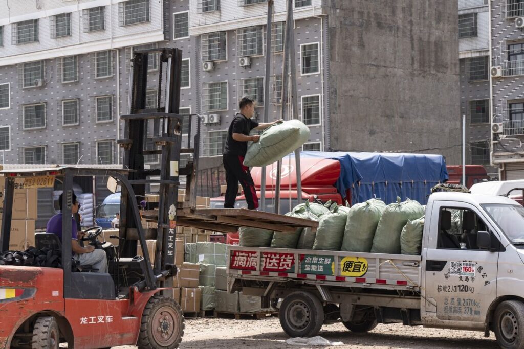 米中関税休戦、ウォール街が中国成長率予想引き上げ－刺激策は後退も - Bloomberg