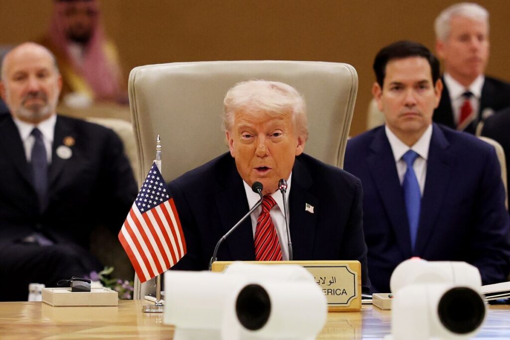 米国はシリアとの関係正常化を模索、制裁解除へ－トランプ大統領 - Bloomberg