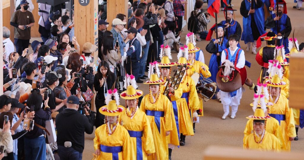朝鮮王朝が日本に派遣した朝鮮通信使を再現したパレード 大阪・関西万博 韓国ナショナルデー [写真特集1/14] - 毎日新聞