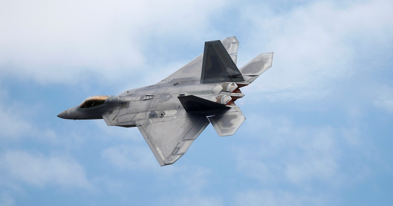 トランプ氏、新たな戦闘機「F55」開発と「F22」改良を示唆 | ロイター トランプ氏、新たな戦闘機「F55」開発と「F22」改良を示唆 | ロイター