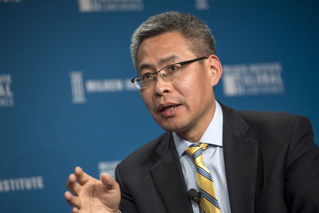 中国政府の懐刀はゴールドマンの元バンカー、香港金融復活の道筋示す – Bloomberg 中国政府の懐刀はゴールドマンの元バンカー、香港金融復活の道筋示す - Bloomberg