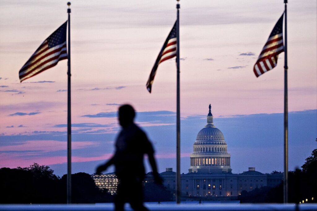米国格付けを最上位から引き下げ、債務膨張を懸念－ムーディーズ - Bloomberg