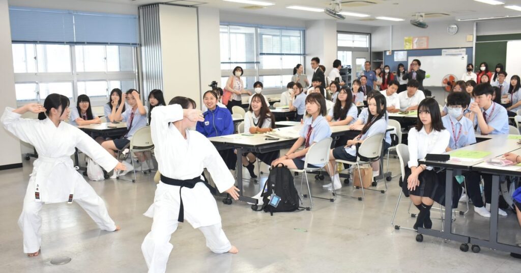 台湾の高校生、中部商訪問　言語の壁越え文化交流 - 琉球新報デジタル