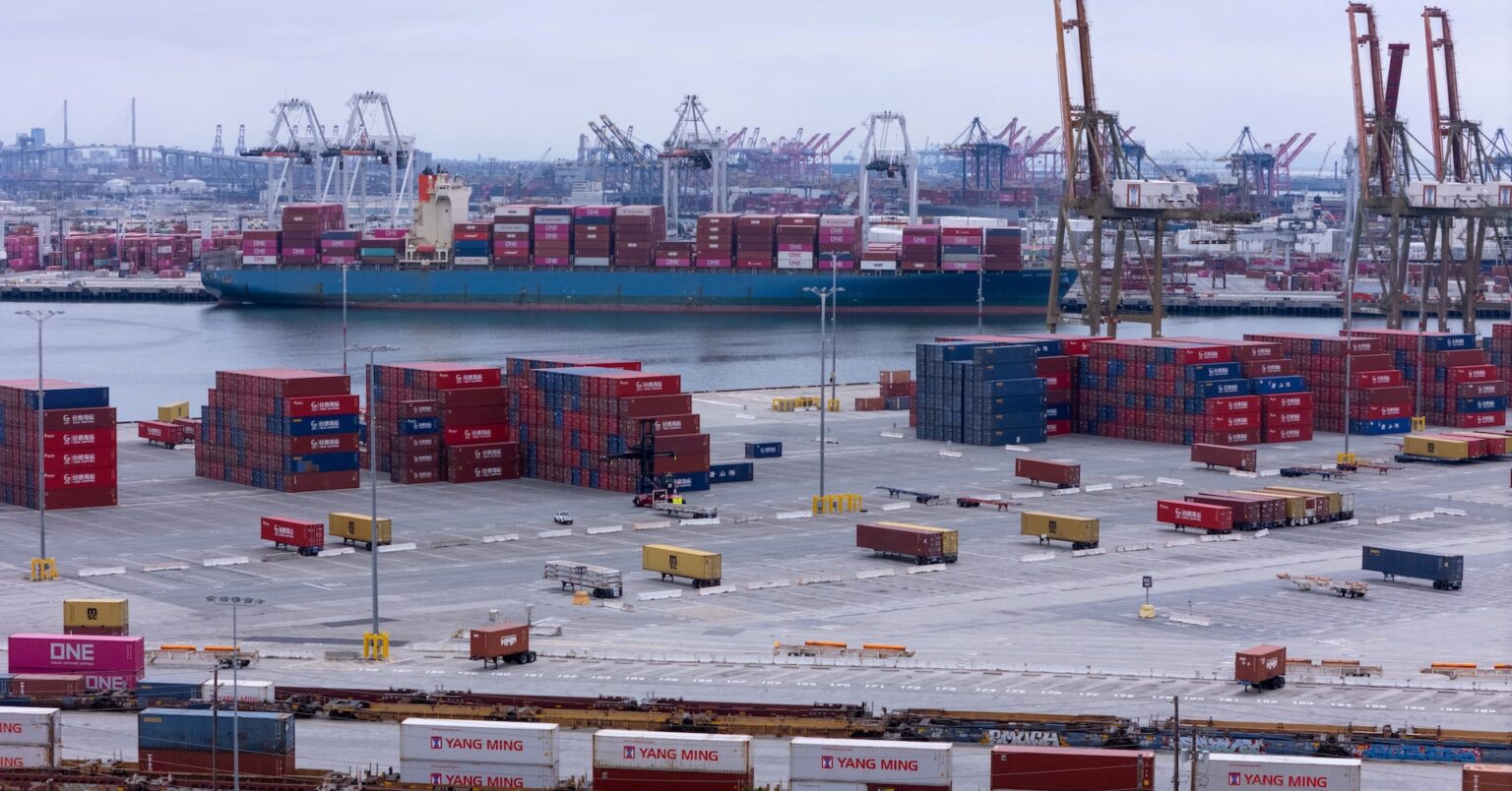 中国で米国向け貨物船に予約殺到　関税引き下げ合意で需要回復 | ロイター